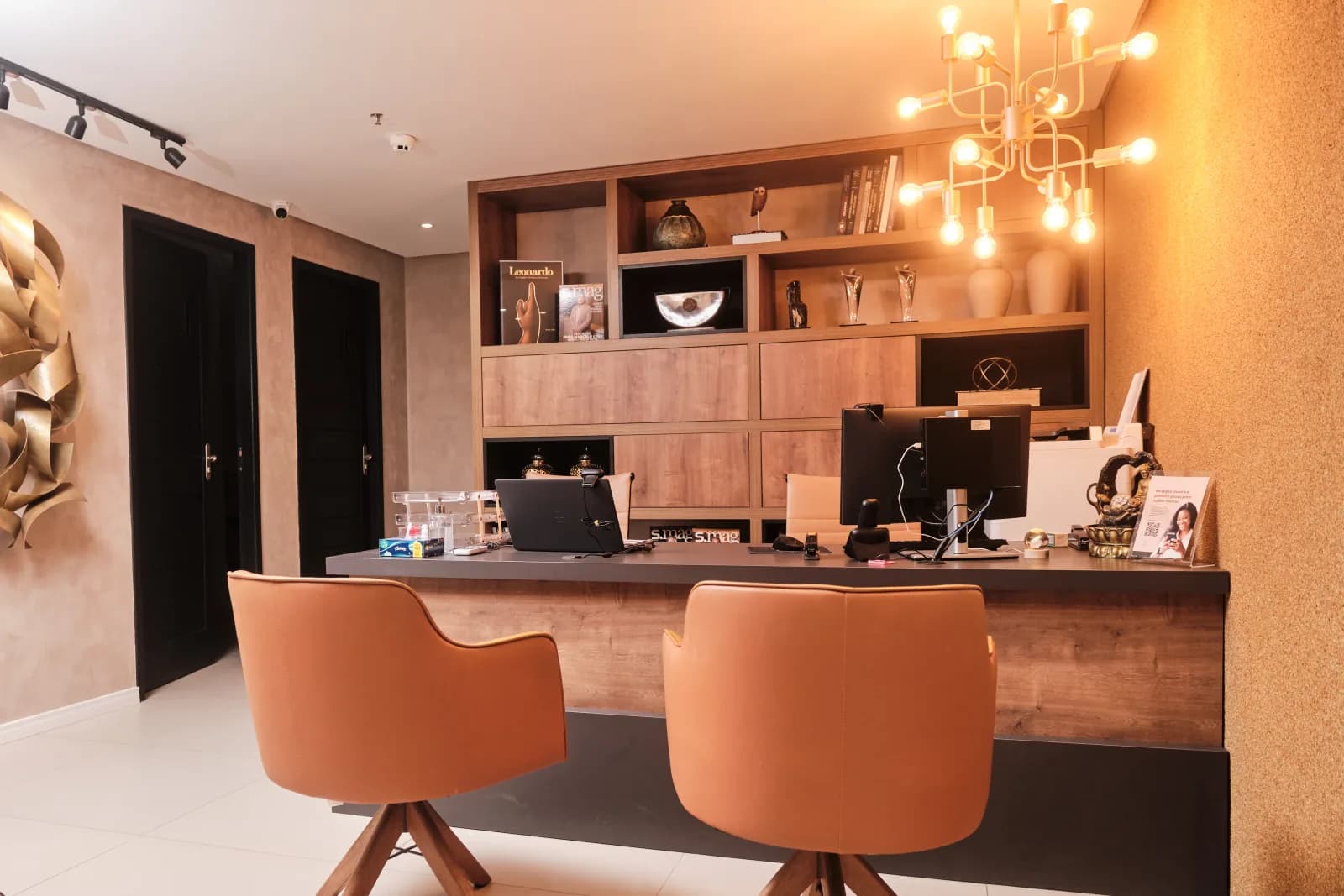 Sala de atendimento da Logos Vision, com poltronas para o paciente e o acompanhante diante da mesa do consultório